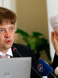 Ředitel Finanční správy Martin Janeček s novou verzí daňového přiznání