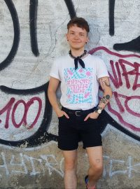 Teo je čtyřiadvacetiletý trans nebinární člověk