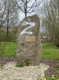 Pomník, který už dvakrát poškodili vandalové, Polná zatím hlídat nenechá