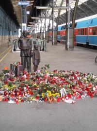 Socha Nicolase Wintona na pražském hlavním nádraží