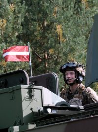 Lotyšský voják na cvičení u lotyšsko-běloruských hranic