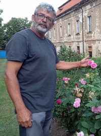 Růže na zámku v Nebílovech ukazuje zdejší kastelán Milan Fiala