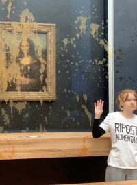 Dvě ekologické aktivistky ze skupiny Riposte Alimentaire zacákaly polévkou pancéřové sklo, které v pařížském muzeu Louvre chrání obraz Mony Lisy