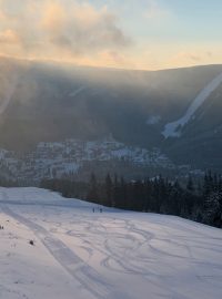 Skiareál ve Špindlu nabízí i na konci února stále skvělou lyžovačku