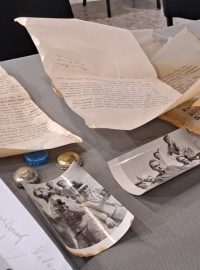Obsah časové schránky, kterou našli dělníci ve střeše kaple Anděla Strážce ve Volyni