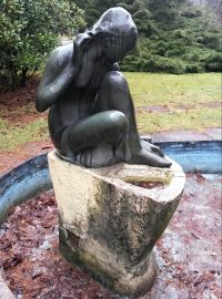 Jedna ze soch v Karviné, kterou zloději ukradli.