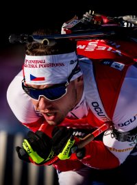 Český biatlonista Michal Krčmář během závodu s hromadným startem ve švýcarském Lenzerheide