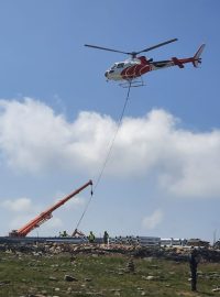 Se stavbou rozhledny na Králickém Sněžníku pomáhají i vrtulníky