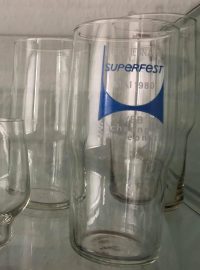 Téměř nerozbitné skleničky se ve východním Německu skutečně vyráběly.