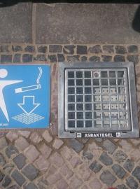 Praha instalovala popelník do chodníku před restaurací. Reaguje tak na protikuřácký zákon