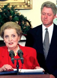 Velvyslankyně USA při OSN Madeleine Albrightová, nominovaná prezidentem Billem Clintonem jako první žena do čela ministerstva zahraničí, mluví 5. prosince 1996 na tiskové konferenci v Bílém domě. Clinton a jeho viceprezident Al Gore přihlížejí