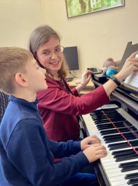 Třicetiletá Yana je absolventkou Hudební akademie Petra Iljiče Čajkovského v Kyjevě, kde se věnovala výuce mladých hudebních talentů