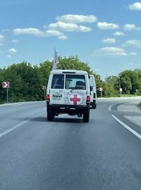 Cestou není vidět tolik vojenských kolon jako při té poslední cestě, ale v protisměru míjím rychle jedoucí vojenské i civilní sanitky a auta Mezinárodního červeného kříže
