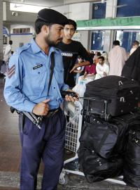 Příslušník pákistánské letištní ochranné bezpečnostní síly. (Ilustrační snímek)