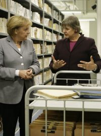 Německá kancléřka Angela Merkelová a Marianne Birthlerová, německá politička a správkyně archivů tajné policie Stasi. Fotografie z roku 2009