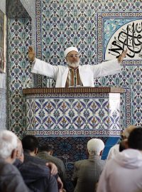Imám vedoucí modlitbu v mešitě v Hamburku (ilustrační foto)