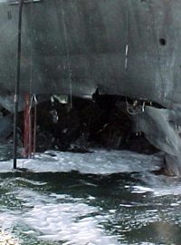 Archivní fotografie torpédoborce USS Cole, do kterého 12. října 2000 najel v jemenském přístavu Aden člun naložený stovkami kilogramů výbušnin.