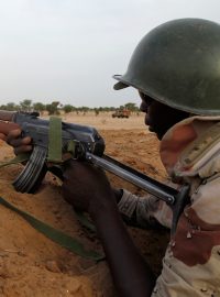 Nigerský voják se zbraní namířenou k hranici se sousední Nigérií nedaleko města Diffa