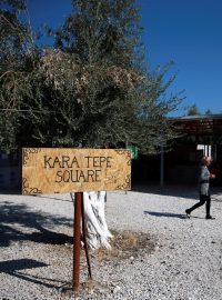 Tábor Kara Tepe, který řecké úřady zbudovaly na Lesbu poblíž správního střediska ostrova Mytilini, může pojmout nejméně 5000 lidí.