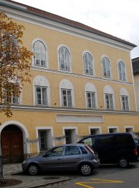 Bývalá majitelka rodného domu Adolfa Hitlera, které Rakousko nemovitost vyvlastnilo, by měla dostat vyšší odškodnění