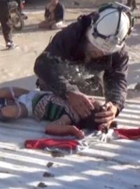 Jeden ze syrských civilních záchranářů, kterým se říká Bílé helmy.