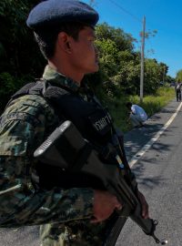 Vojenský personál kontroluje místo útoku v okrese Saba Joj v neklidné jižní provincii Songkhla.