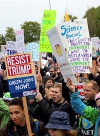 Pochodu pro vědu se zúčastnily desítky tisíc lidí ve Spojených sátech i po celém světě