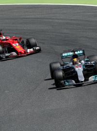 Lewis Hamilton těsně po úspěšném předjížděcím manévru