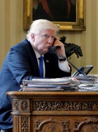 Americký prezident Donald Trump telefonuje v pracovně Bílého domu.