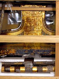 Egyptští vědci převezli vůz faraona Tutanchamona do nového muzea u pyramid v Gíze.