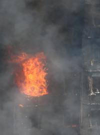 Požár výškového domu v Londýně.