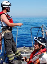 Pracovníci italské nevládní organizace SOS Mediterranee na moři zachraňují nelegální migranty