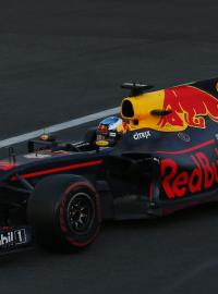 Australan Daniel Ricciardo dovezl svůj monopost do cíle v Baku jako první.