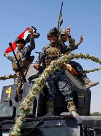 Příslušníci iráckých bezpečnostních složek se radují po návratu z bojové fronty v Mosulu