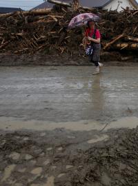 Ničivé povodně vyvolané rekordními srážkami trvají už tři dny a zničily mnoho silnic, domů a škol.