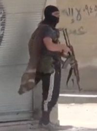 Pravděpodobní bojovníci tak zvaného Islámského státu na snímku z videa.