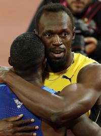 Justin Gatlin a Usain Bolt v cíli běhu na 100 metrů