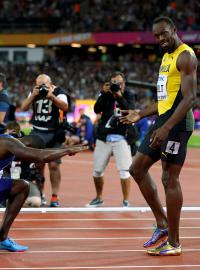 Justin Gatlin sice vyhrál, po závodě se ale klaněl Usainu Boltovi. Zatímco držitel bronzu sklízel ovace, na vítěze se v Londýně bučelo.