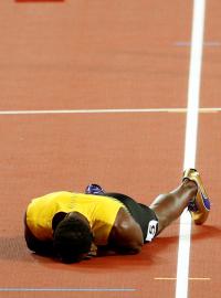 Usain Bolt svůj poslední závod na mistrovství světa nedokončil - o medailové naděje ho připravilo zranění.