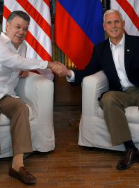 Kolumbijský prezident Juan Manuel Santos (vlevo) a americký viceprezident Mike Pence.