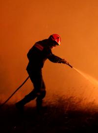 Činnost hasičů komplikuje hustý dým podstatně snižující viditelnost.