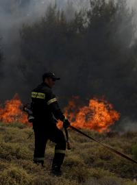 Již tri dny se požárníci snaží zastavit v dalším šíření plamenů šlehající na úbočí attických kopců v letovisku Kalamos, vzdáleném 45 kilometrů od centra Atén.