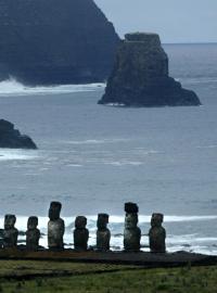 Pohled na sochy v zálivu Tongariki na Velikonočním ostrově