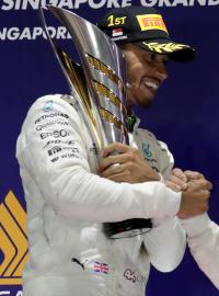 Lídr seriálu Lewis Hamilton slaví vítězství s týmovým kolegou z Mercedesu Valtterim Bottasem.
