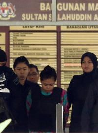 Indonésanka Siti Aisyahová (25) a Vietnamka Doan Thi Huong (29) čelí obvinění, že před osmi měsíci nastříkaly na obličej Kim Čong-namovi bojový nervový plyn VX