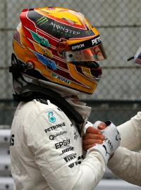 Jezdci Mercedesu Lewis Hamilton (vlevo) a Valtteri Bottas