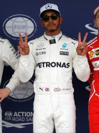 Tři nejrychlejší z kvalifikace na Velkou cenu Japonska. Zleva Valtteri Bottas, Lewis Hamilton a Sebastian Vettel