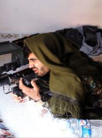 Závěr bitvy o Rakku: odstřelovač syrských demokratických sil míří na pozice džihádistů.