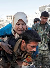 Jednotky syrských demokratických sil evakuují civilisty z nebezpečných míst Rakky.