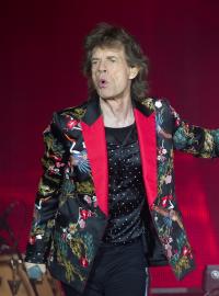 Členové skupiny Rolling Stones Mick Jagger (vlevo) a Ron Wood na koncertě v rámci evropského turné No filter v Nanterre.